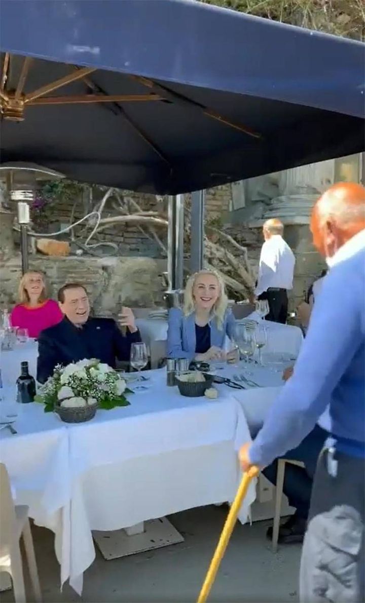 Il frame del video postato da Silvio Berlusconi sul suo profilo Facebook mostra il presidente di Forza Italia a pranzo a Posillipo