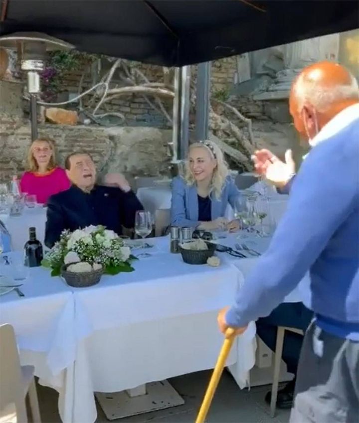Il frame del video postato da Silvio Berlusconi sul suo profilo Facebook mostra il presidente di Forza Italia a pranzo a Posillipo
