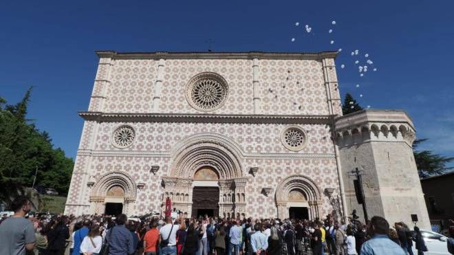 Folla fuori dalla Basilica di Collemaggio (Ansa)