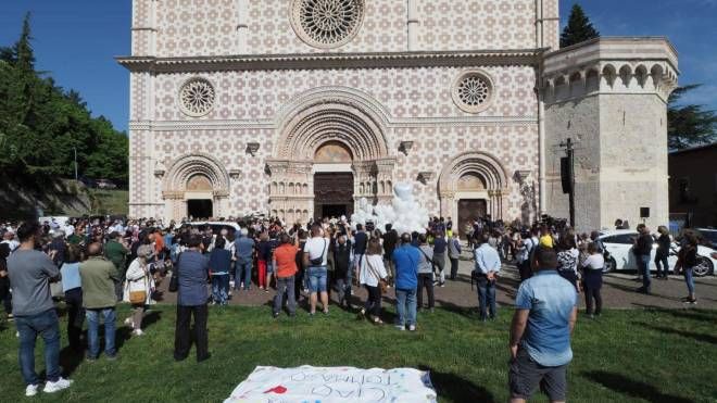 Folla fuori dalla Basilica di Collemaggio (Ansa)