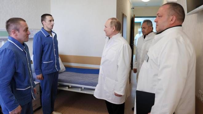 Vladimir Putin in visita ai soldati ricoverati all'ospedale militare centrale Mandrika di Mosca (Ansa)