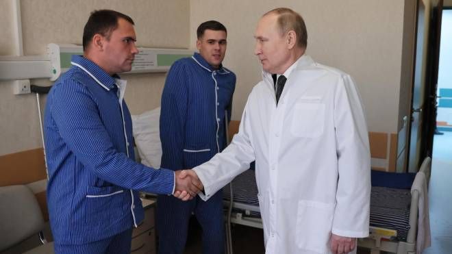Vladimir Putin in visita ai soldati ricoverati all'ospedale militare centrale Mandrika di Mosca (Ansa)