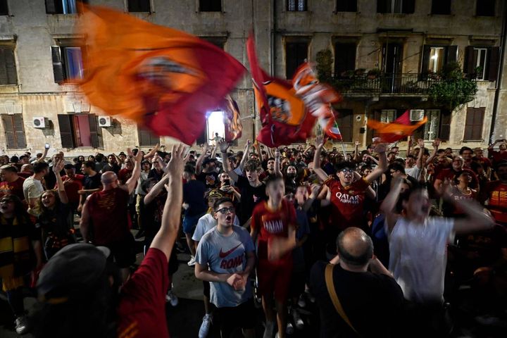 La Roma vince la Conference League, la festa a Roma in strada (Ansa)