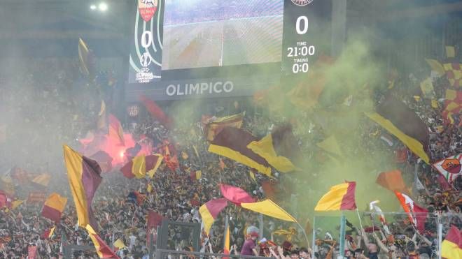 La Roma vince la Conference League, la festa a Roma all'Olimpico con i maxi schermi (Ansa)