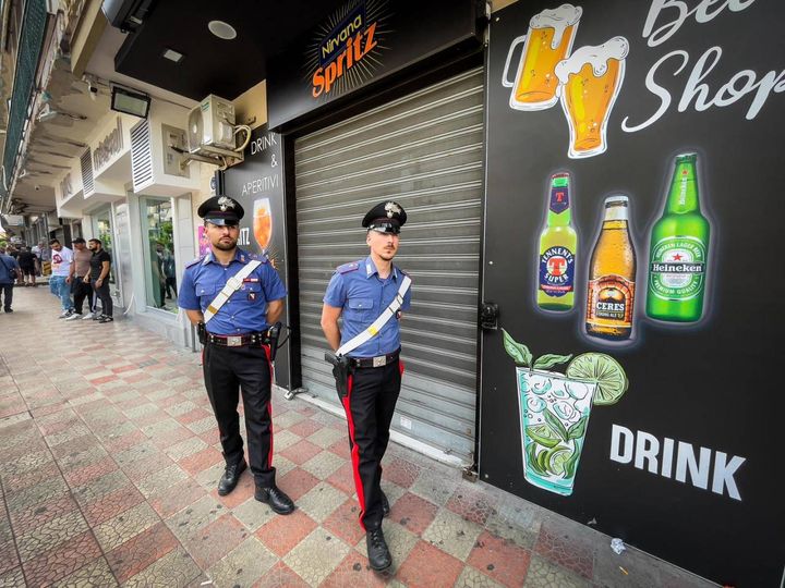 Carabinieri davanti al bar dove un uomo ha sparato contro un gruppo di giovani a Qualiano