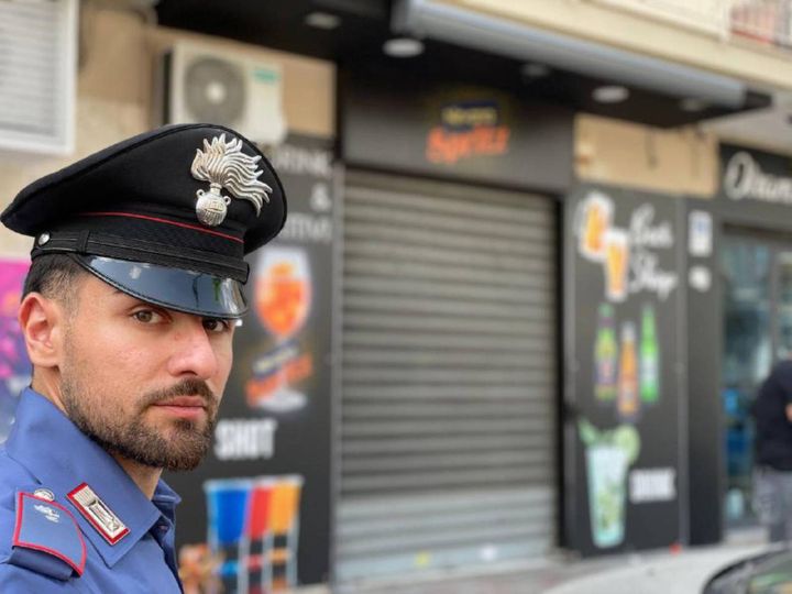 Carabinieri davanti al bar dove un uomo ha sparato contro un gruppo di giovani a Qualiano