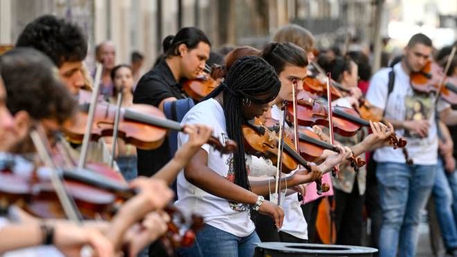Onda musicale, centinaia studentihanno eseguito il classico napoletano "O Sole Mio" nel centrod i Napoli