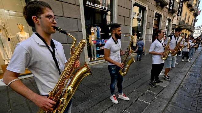 Onda musicale, centinaia studentihanno eseguito il classico napoletano "O Sole Mio" nel centrod i Napoli