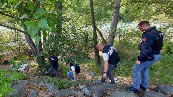 La polizia sul luogo dove una donna è stata trovata morta sepolta ad Aosta (Ansa)