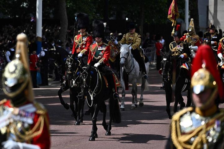 Il principe Carlo e il principe William a cavallo (Ansa)