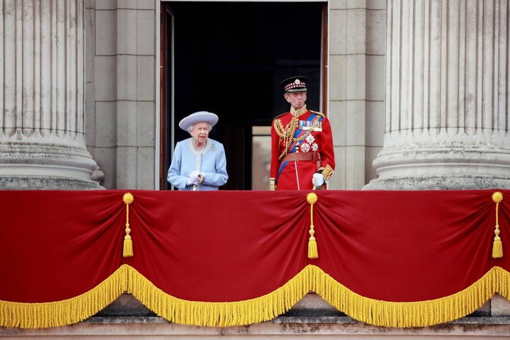 La regina Elisabetta affacciata al balcone di Buckingham Palace (Ansa)