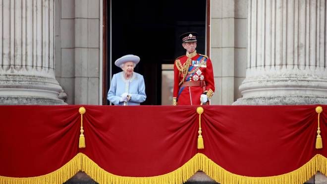 La regina Elisabetta affacciata al balcone di Buckingham Palace (Ansa)