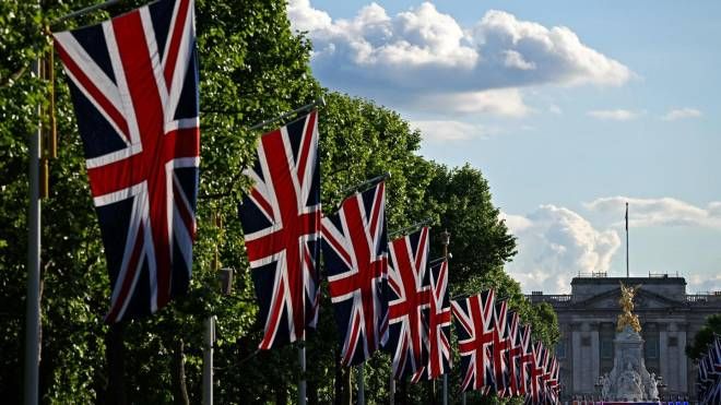 Il viale che porta a Buckingham Palace con un tripudio di Union Jack (Ansa)