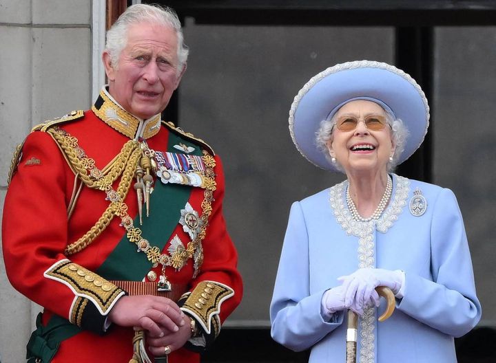 Il principe Carlo con la regina Elisabetta (Ansa)