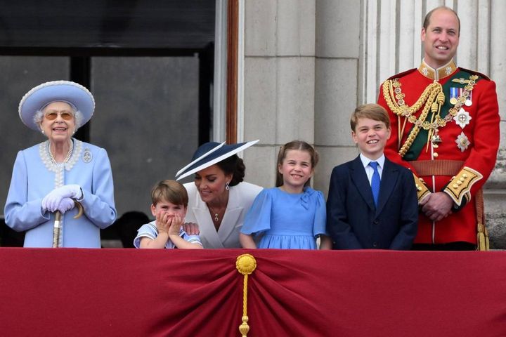 La Regina, Kate e William con i figli Louis, Charlotte e George, affacciati al balcone di Buckingham Palace (Ansa)