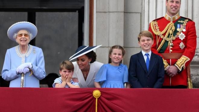 La Regina, Kate e William con i figli Louis, Charlotte e George, affacciati al balcone di Buckingham Palace (Ansa)