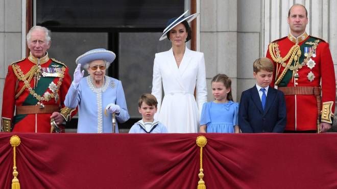 Carlo, la Regina, Kate e William con i figli Louis, Charlotte e George, affacciati al balcone di Buckingham Palace (Ansa)