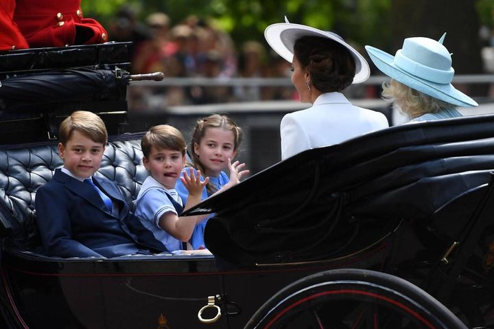 I principini George, Louis e Charlotte in carrozza con mamma Kate Middleton e Camilla (Ansa)