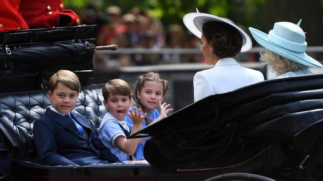 I principini George, Louis e Charlotte in carrozza con mamma Kate Middleton e Camilla (Ansa)