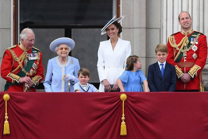 Carlo, la Regina, Kate e William con i figli Louis, Charlotte e George, affacciati al balcone di Buckingham Palace (Ansa)