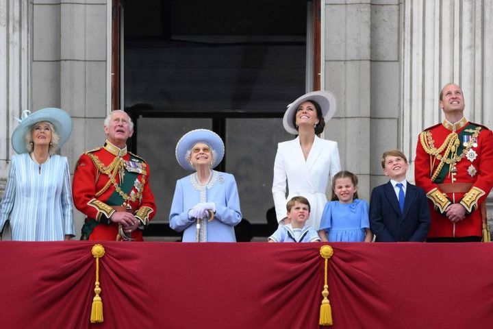 Camilla e Carlo, la Regina, Kate e William con i figli Louis, Charlotte e George, affacciati al balcone di Buckingham Palace (Ansa)