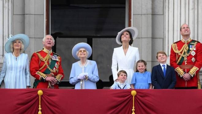 Camilla e Carlo, la Regina, Kate e William con i figli Louis, Charlotte e George, affacciati al balcone di Buckingham Palace (Ansa)