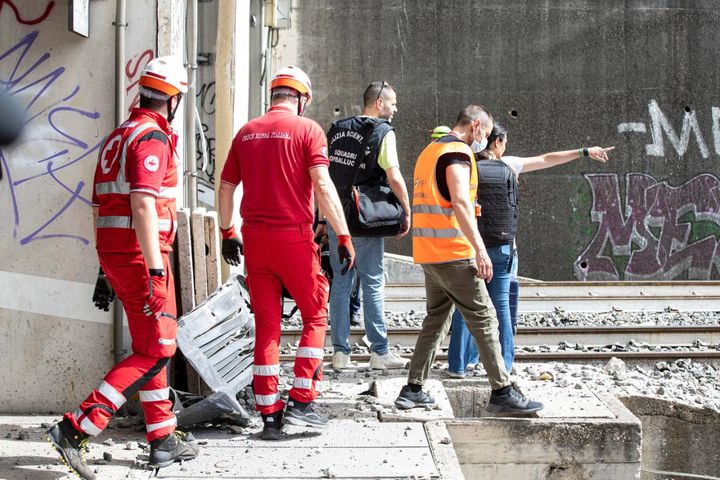 Tecnici al lavoro nei pressi della galleria Serenissima dove un 
treno è rimasto coinvolto in un incidente sulla linea dell'alta aelocità Torino-Roma (Ansa)