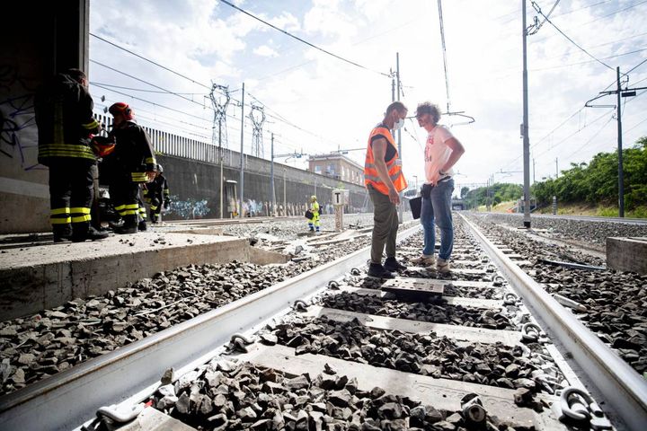 Tecnici e vigili del fuoco al lavoro nei pressi della galleria Serenissima dove un treno è rimasto coinvolto in un incidente sulla linea dell'alta velocità Torino-Roma (Ansa)