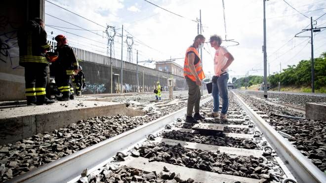Tecnici e vigili del fuoco al lavoro nei pressi della galleria Serenissima dove un treno è rimasto coinvolto in un incidente sulla linea dell'alta velocità Torino-Roma (Ansa)