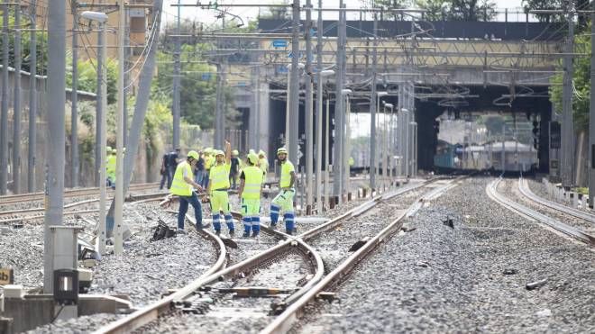 Tecnici al lavoro nei pressi della galleria Serenissima dove un 
treno è rimasto coinvolto in un incidente sulla linea dell'alta aelocità Torino-Roma (Ansa)