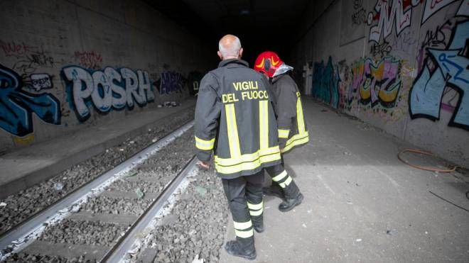 Vigili del fuoco al lavoro nei pressi della galleria Serenissima dove un treno è rimasto coinvolto in un incidente sulla linea dell'alta velocità Torino-Roma (Ansa)