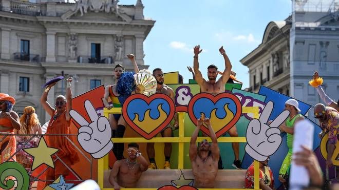 Il sindaco di Roma Gualtieri e il presidente del Lazio Zingaretti al corteo Roma Pride 2022 