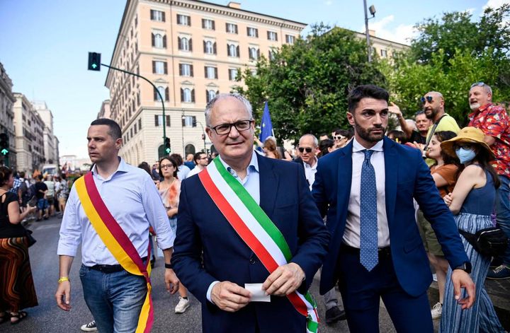 Il sindaco di Roma Roberto Gualtieri al corteo Roma Pride 2022 
