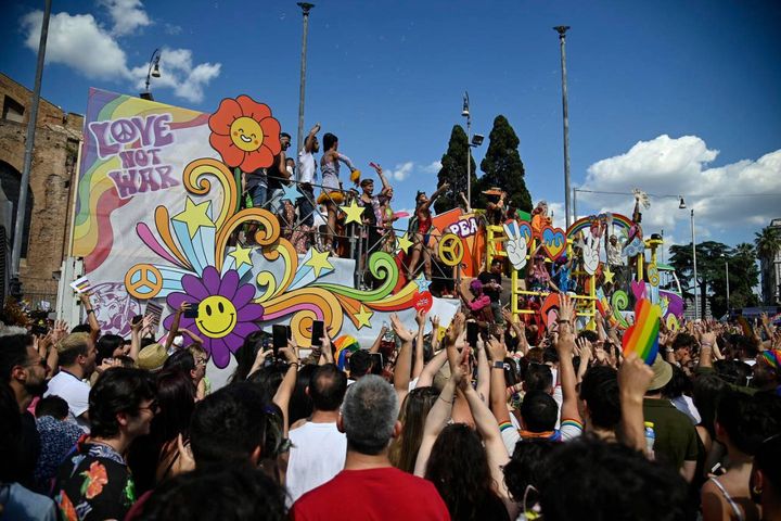 Circa 900 mila presenze secondo gli organizzatori all'edizione Roma Pride 2022 