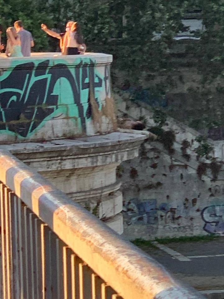 Un uomo addormentato pericolosamente sul cornicione di ponte Garibaldi a Roma