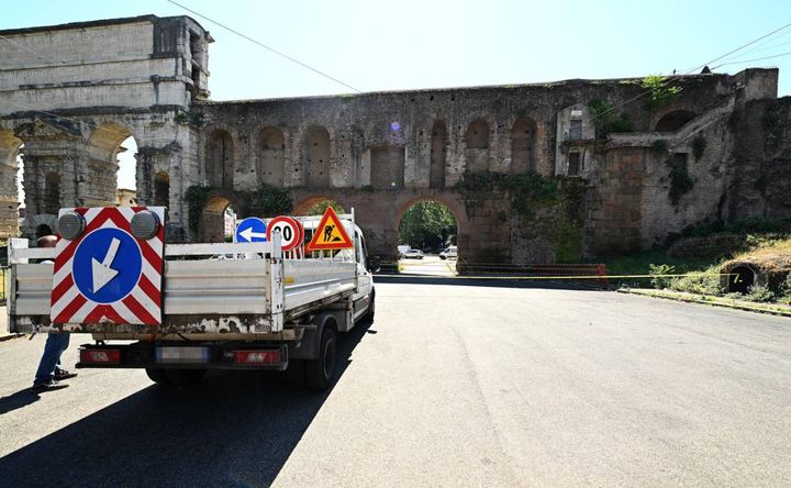 Una parte dell' arco di Porta Maggiore, nella zona centrale di Roma, si è staccata finendo in terra.  