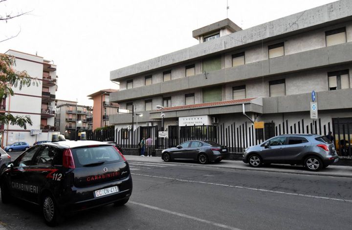 La Tenenza dei Carabinieri di 
Mascalucia (Catania) dove è stata presentata la denuncia (Ansa)