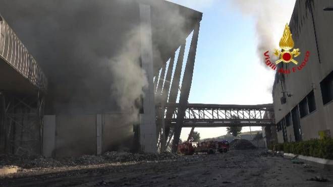 L'incendio al centro Tmb di Malagrotta: le immagini dei vigili del fuoco