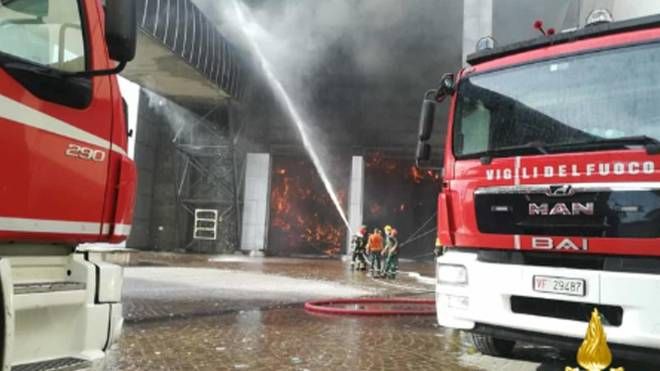 L'incendio al centro Tmb di Malagrotta: le immagini dei vigili del fuoco
