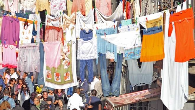 Panni stesi ad asciugare nei vicoli di Napoli, simbolo di una città diventata famosa nel mondo