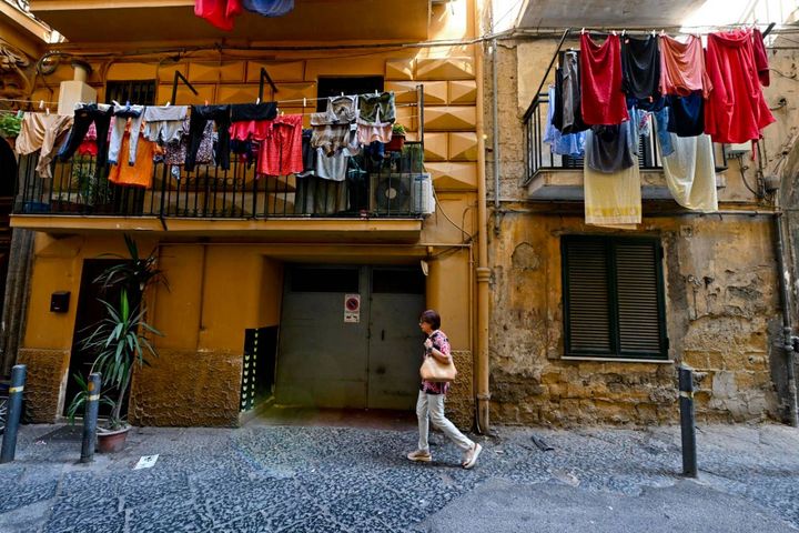 Panni stesi ad asciugare nei vicoli di Napoli, simbolo di una città diventata famosa nel mondo