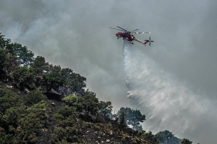 L'intervento dell'elicottero della protezione civile sul Monte Barbaro