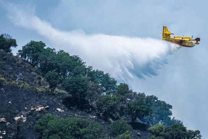 L'intervento dell'elicottero della protezione civile sul Monte Barbaro