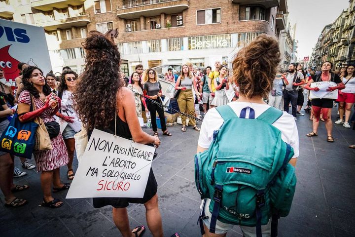 A Napoli, flashmob di solidarietà alle donne americane
