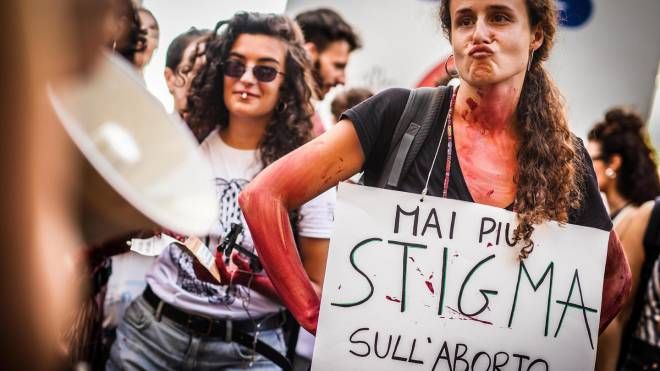 A Napoli, flashmob di solidarietà alle donne americane