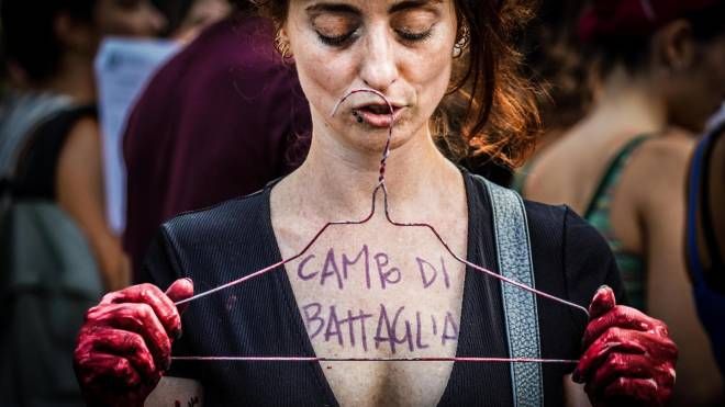 A Napoli, flashmob di solidarietà alle donne americane