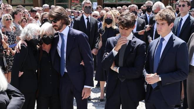 I figli del presidente di EssilorLuxottica Leonardo 
Del Vecchio all'esterno 
del PalaLuxottica di Agordo, Belluno, 30 giugno 2022.