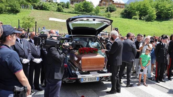 Tanti presenti al funerale del patron di Luxottica