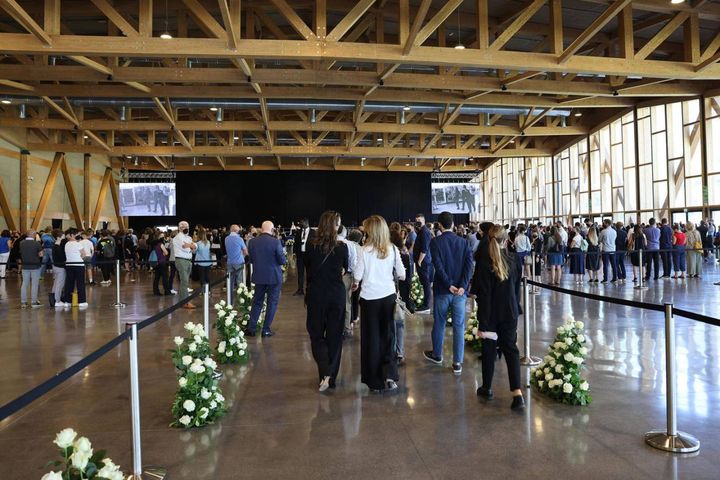 Dipendenti della Luxottica arrivano per il funerale del presidente di EssilorLuxottica
