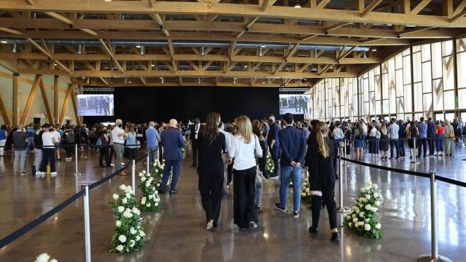 Dipendenti della Luxottica arrivano per il funerale del presidente di EssilorLuxottica